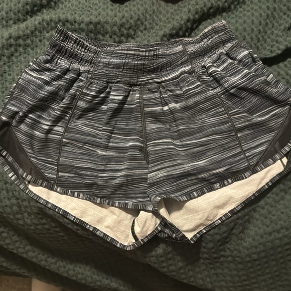 Lululemon 2.5” low rise hotty hot shorts - Picture 2 of 4